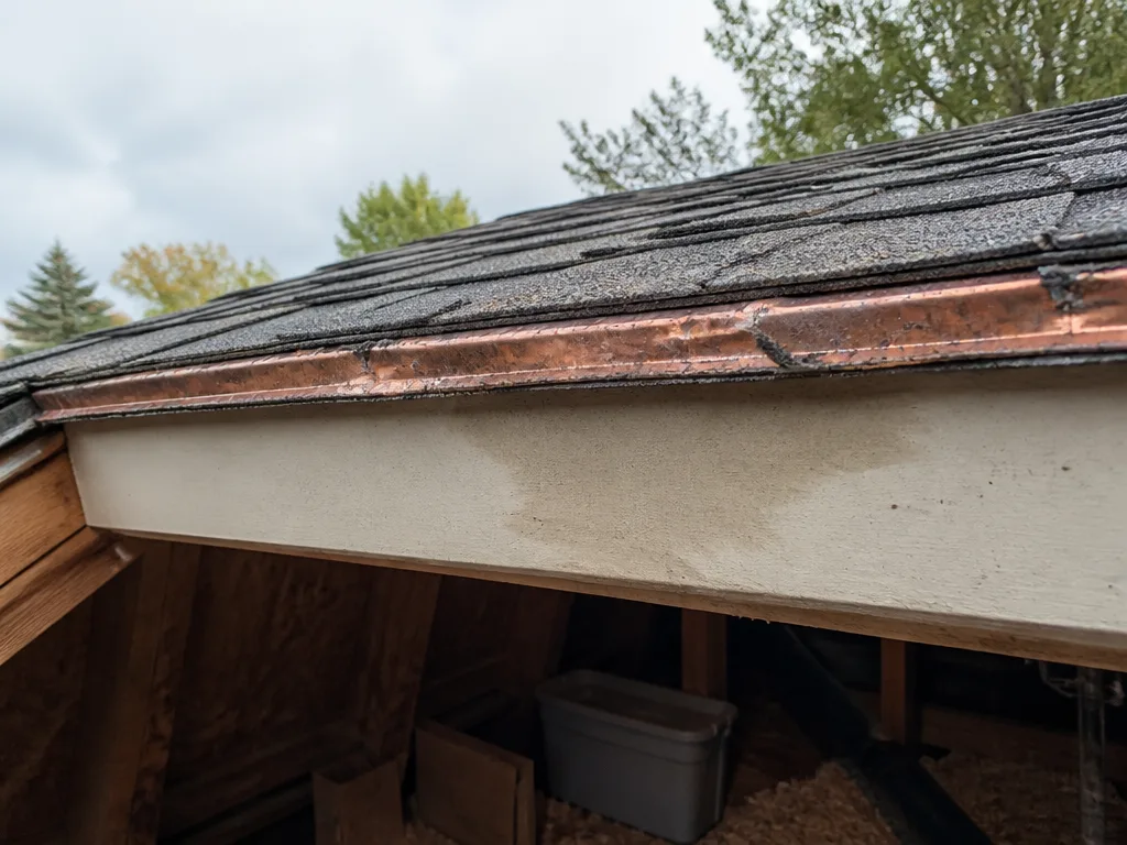 Common warning signs of roof trouble Wisconsin homeowners notice